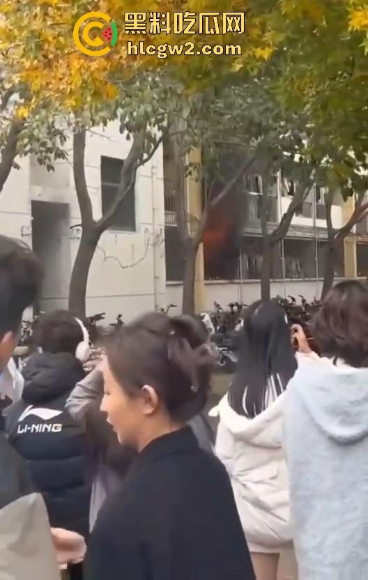 齐鲁大学宿舍楼突发大火！学生被困门口，刷脸闸门不让过，校方回应引热议！-5