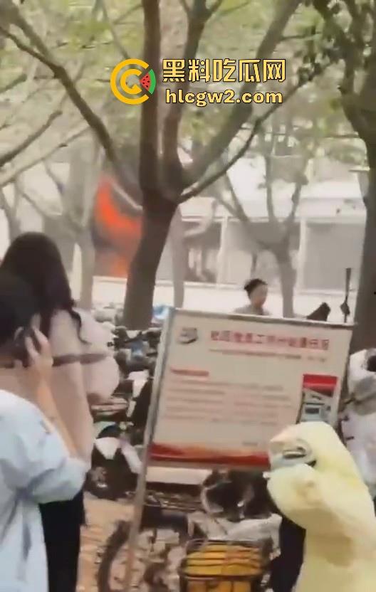 齐鲁大学宿舍楼突发大火！学生被困门口，刷脸闸门不让过，校方回应引热议！-6