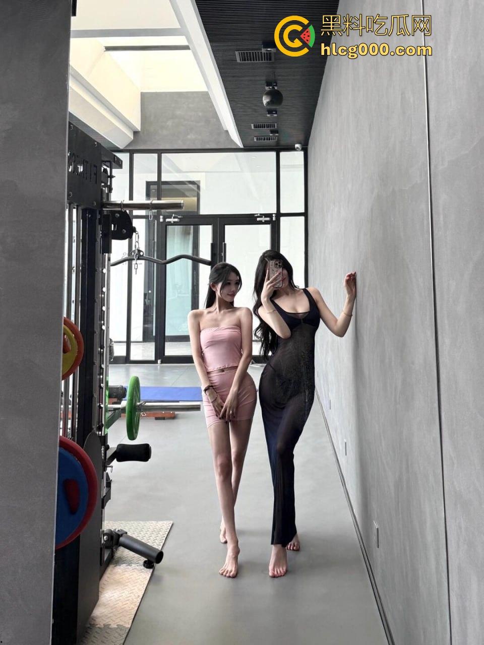 海角乱伦，和嫂嫂来了一次激情猛烈的性爱，狂扣淫荡肥逼，淫水四散喷溅顺着胳膊流满全身！-1