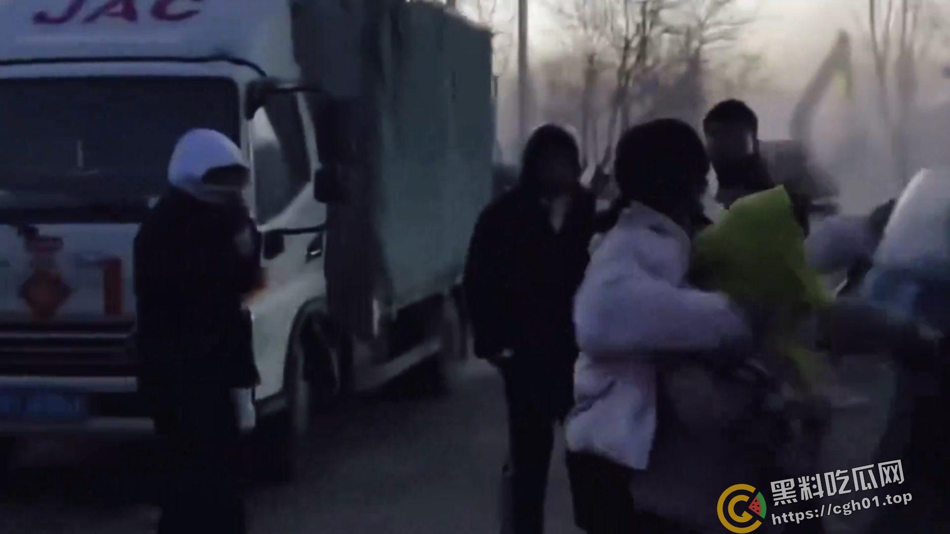 全网封禁！山东济南起步区强拆事件 大批保安殴打软禁村民 报警反而斥责村民闹事 现场视频流出-3