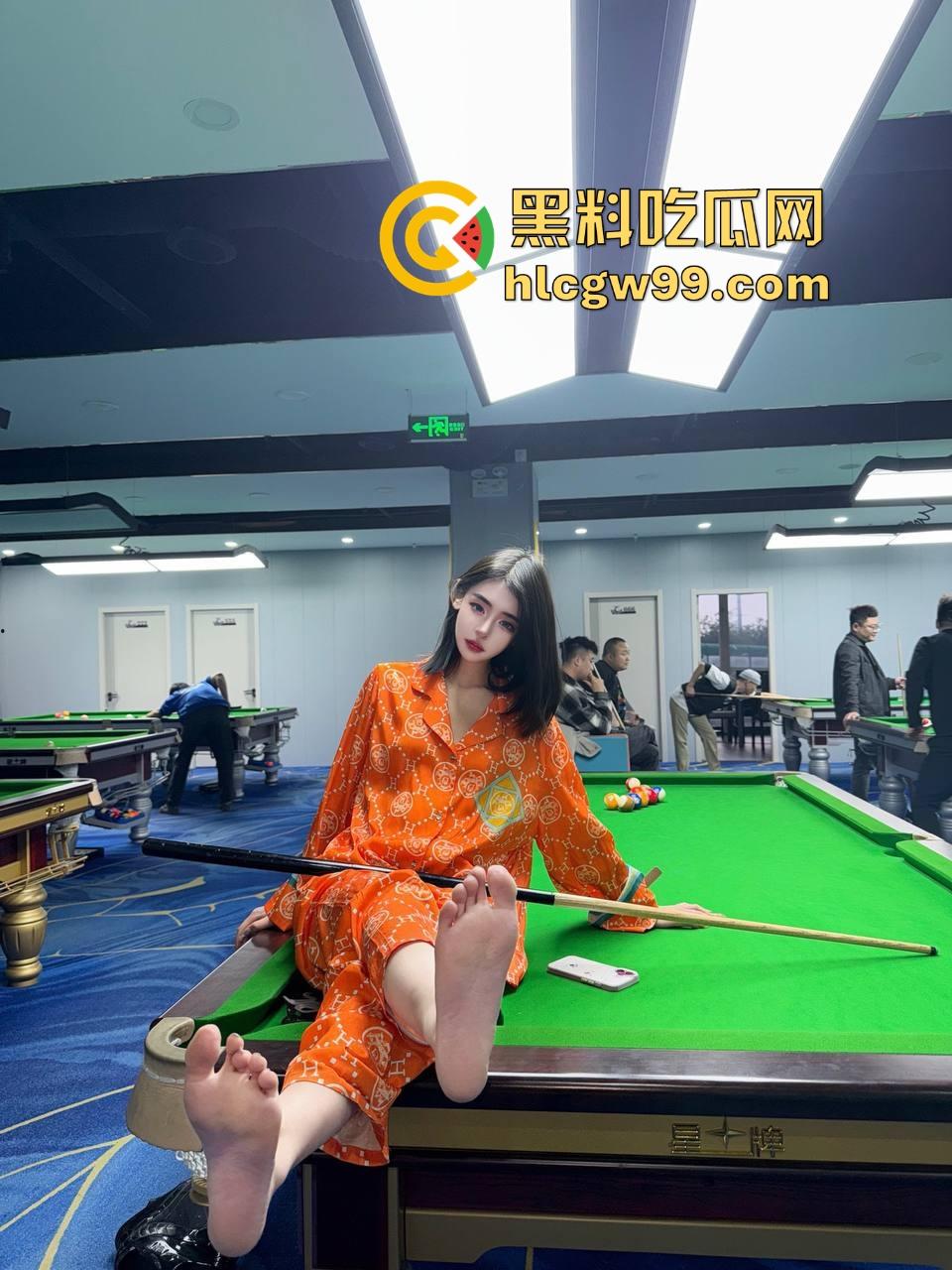 台球厅陪玩睡衣派对大哥充卡秒带走，车里睡衣一脱直接验货开干，车是真的稳，这发黑8果然是一发入魂！-3