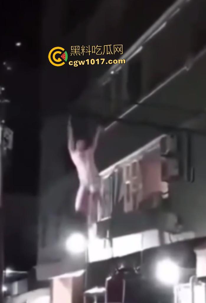 河南洛阳老王偷情被原配抓包，变猴子飞檐走壁抓电线逃阳台险些露牛子，一跳下来观众蜂拥围堵，老王这回你惨了！-2