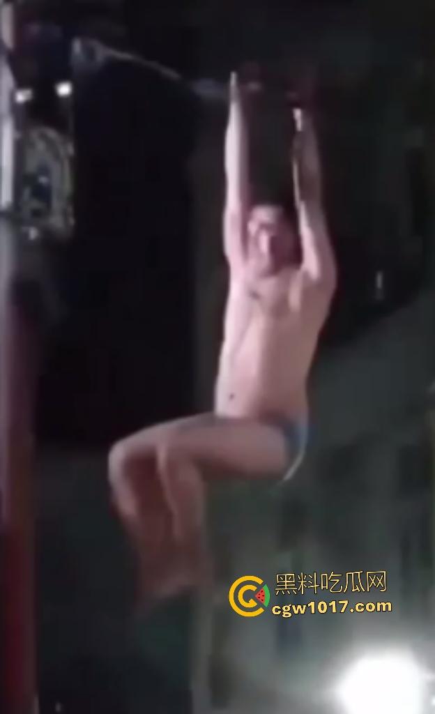 河南洛阳老王偷情被原配抓包，变猴子飞檐走壁抓电线逃阳台险些露牛子，一跳下来观众蜂拥围堵，老王这回你惨了！-3