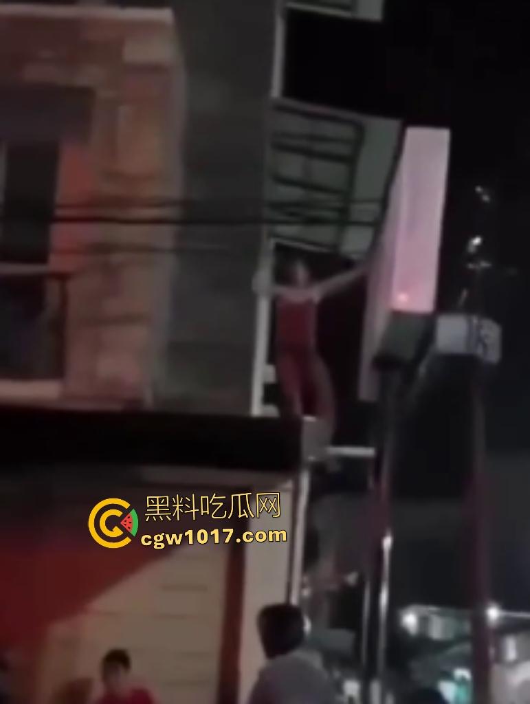 河南洛阳老王偷情被原配抓包，变猴子飞檐走壁抓电线逃阳台险些露牛子，一跳下来观众蜂拥围堵，老王这回你惨了！-6