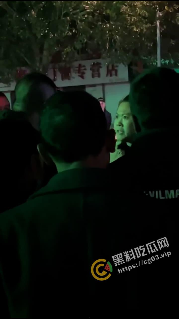 咆哮姐 携父勇闯红灯 趾高气昂大骂路人  舌战群儒 气势磅礴 狗见了都要绕道-4