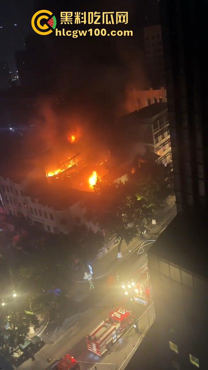 天降灾祸！！重庆市渝中区威斯汀对面新华路家电城失火，现场火光冲天，堪称人间地狱。-8
