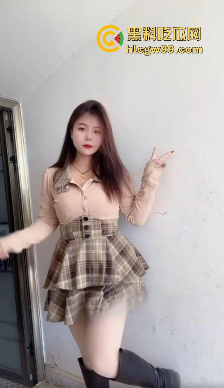 快手网红【小婊妹】明码标价200买自慰，2000线下一夜情，颜值平平还敢卖这么贵，真把自己当金逼了？-8