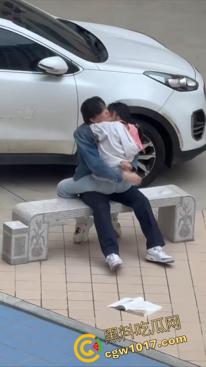 书扔到了地上，奶子握在了手里，从白天到黑夜，从4号楼到教学楼，广东海洋学院色情男女随机户外调教！-6