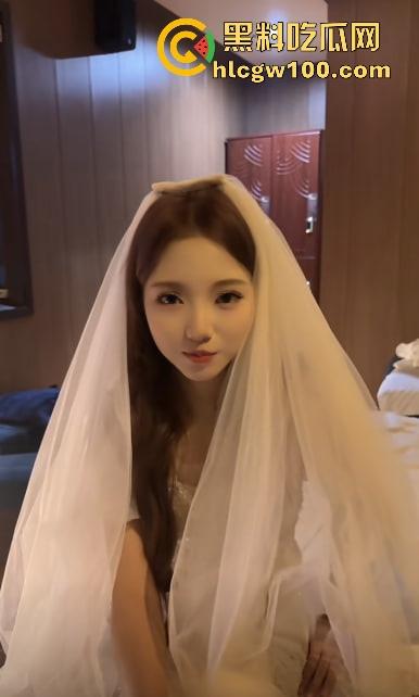 抖音鑫麟阁新娘技师『莉莉安』跪舔视频流出，白月光成屌下玩物，深情吃鸡巴被拍，全网独家曝光！-18