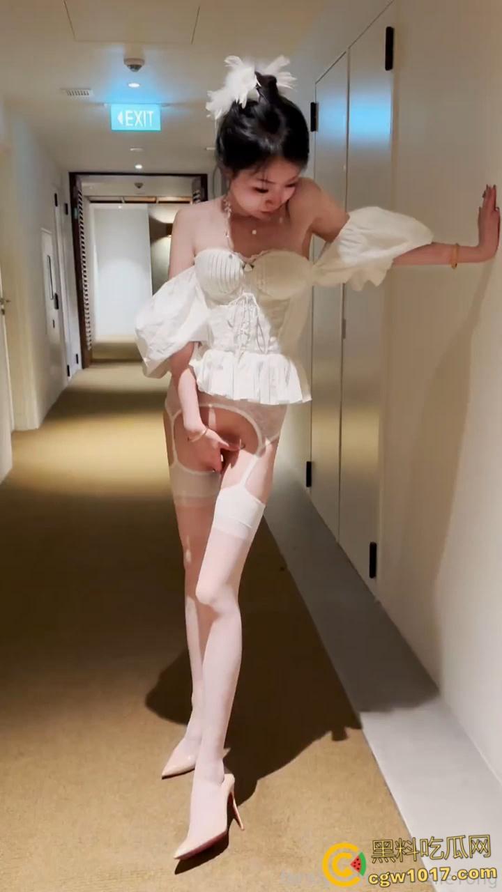 露出界天花板【彤彤乖】，酒店叫小哥进门修水管，浑身赤裸三点全露勾引，小哥竟强装镇定，这也能忍得住太牛了！-1