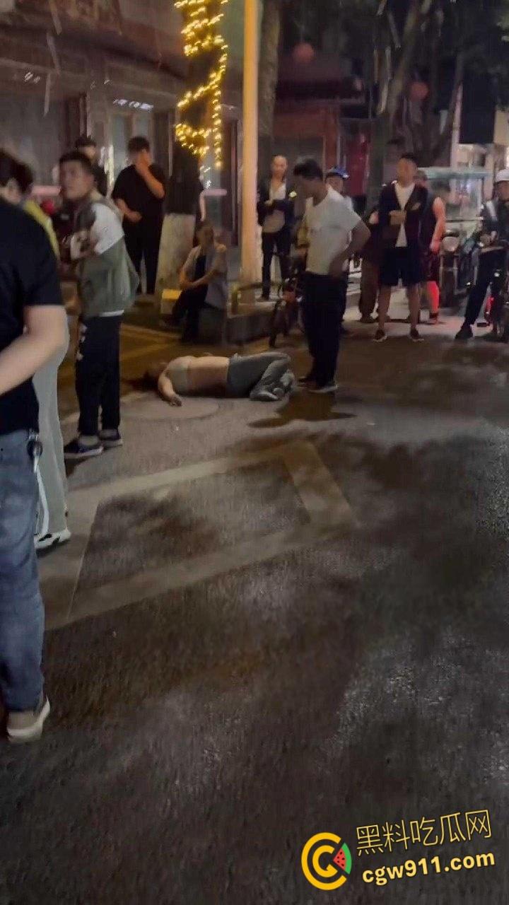 顶级渣女翻车！湖北恩施一女子谈恋爱为由，连买的车都骗去卖了，最后被男子脱光在大街上殴打！-3