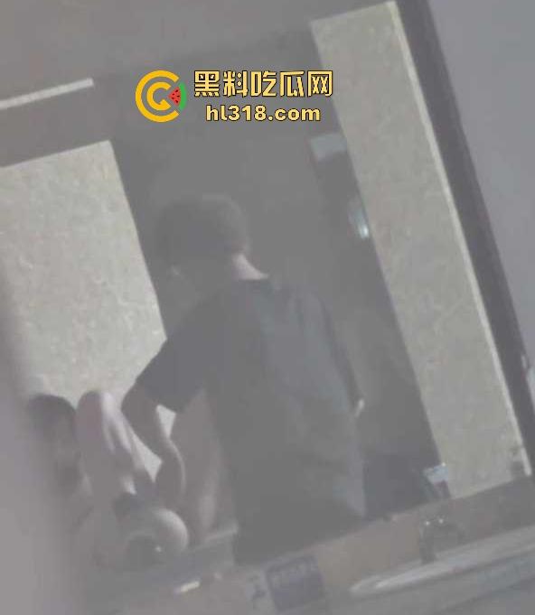 学校厕所洗手台惊现情侣大胆做爱， 极品学妹M腿等待男友狂操，肥臀美乳娇艳欲滴！-5