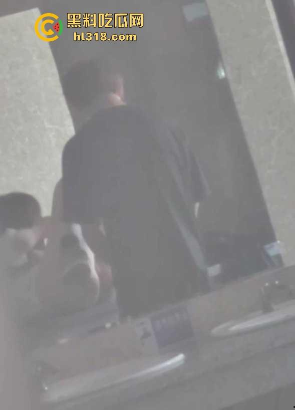 学校厕所洗手台惊现情侣大胆做爱， 极品学妹M腿等待男友狂操，肥臀美乳娇艳欲滴！-6