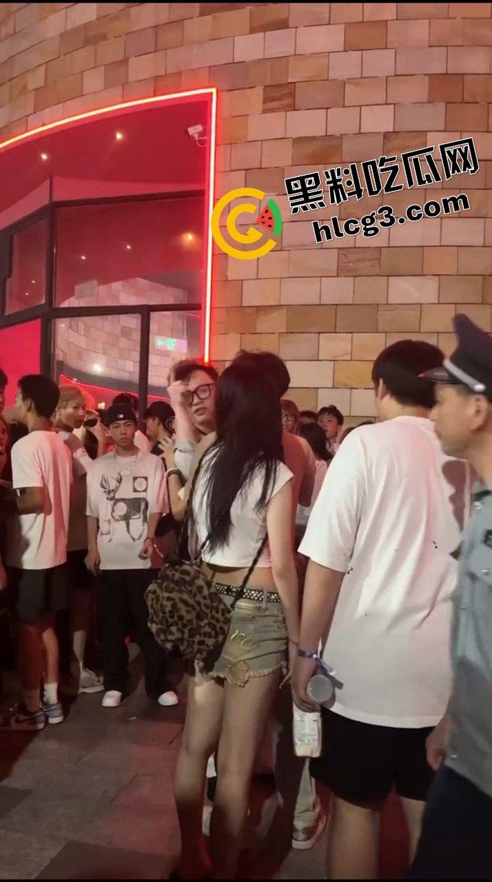 炸裂抓奸事件！厦门福馆李晓彤与男小三被当场捉奸 爆出金句  “她给我舔屌吞精时，你还在哪里打飞机”  气疯后踢打女人-8