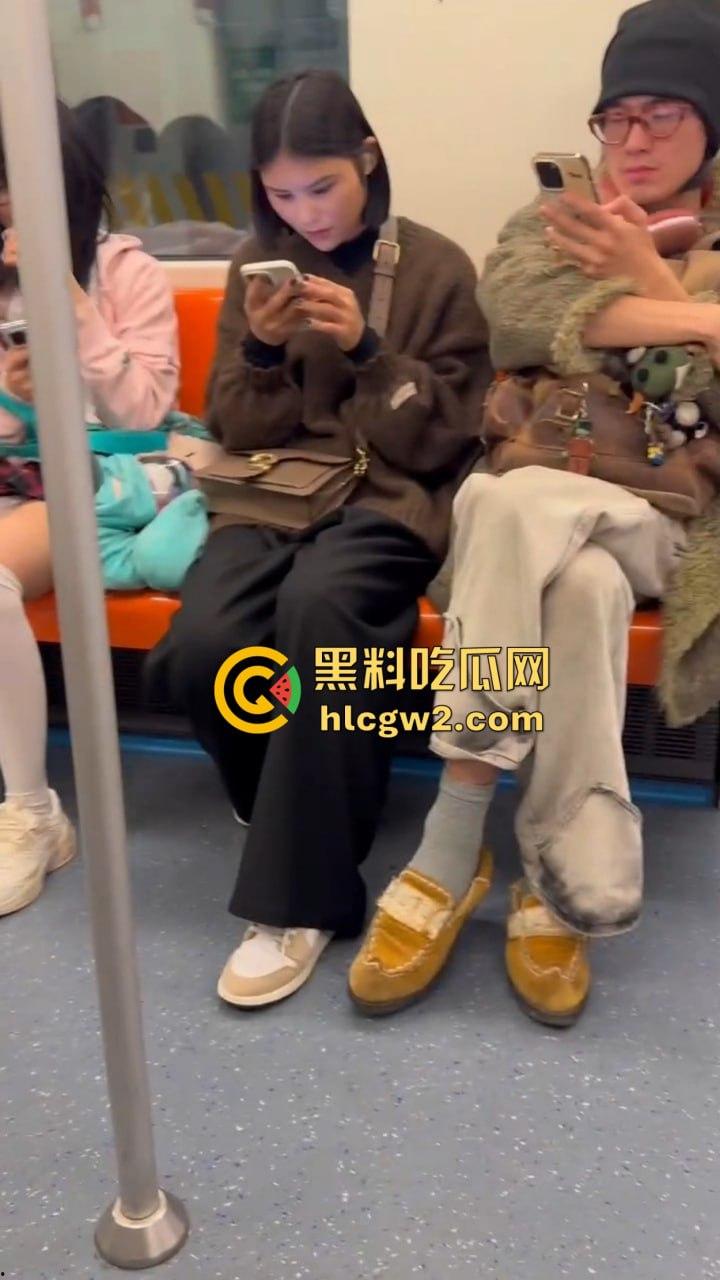 上海地铁上亚文化小伙伸手进女友内裤抠逼,眼镜妹在男友抖腿抠逼下丝毫不慌,刷微博轻松应对周围人围观!-2