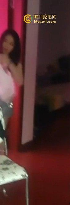 山西捉奸场面刺激！给奸夫脑门上来一菜刀，插得稳稳的，医院都不敢拔！-7