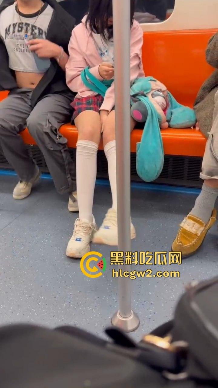 上海地铁上亚文化小伙伸手进女友内裤抠逼,眼镜妹在男友抖腿抠逼下丝毫不慌,刷微博轻松应对周围人围观!-7