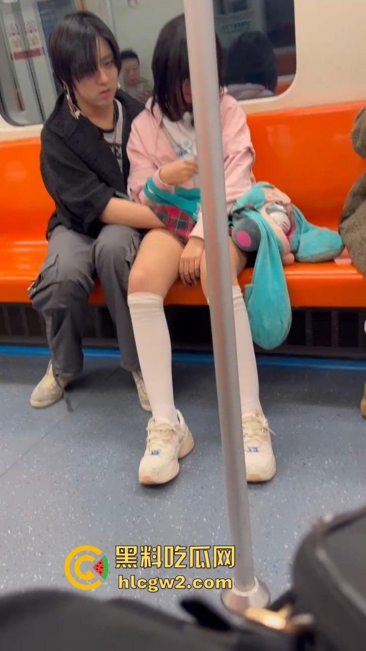 上海地铁上亚文化小伙伸手进女友内裤抠逼,眼镜妹在男友抖腿抠逼下丝毫不慌,刷微博轻松应对周围人围观!-9