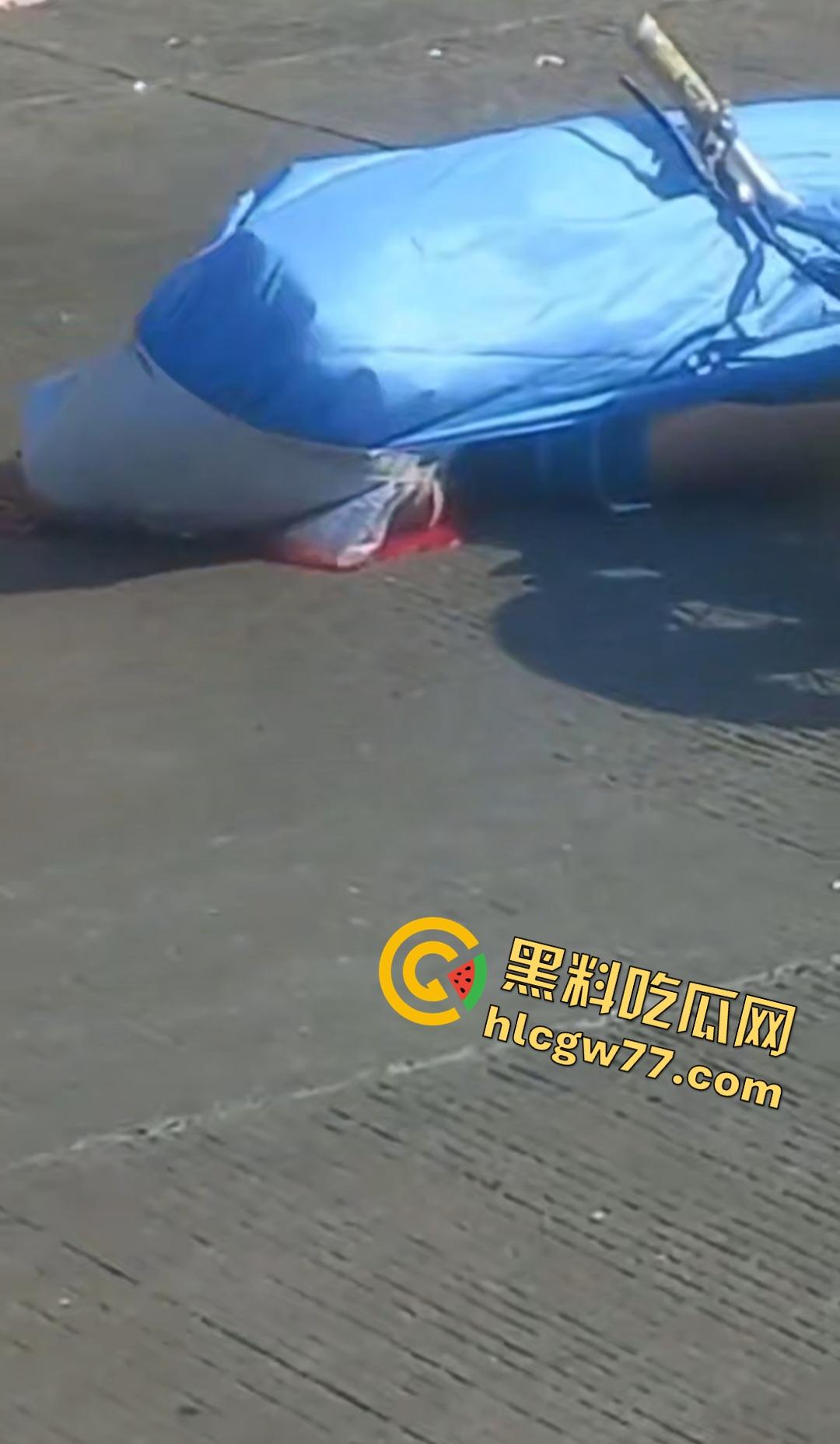 蓝色衣服男电动车车祸爆头血腥惨剧!眼珠弹出还能救?世上竟有神人?-8