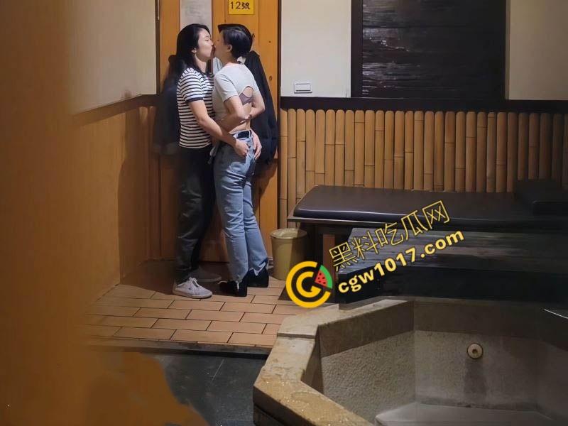 高档温泉酒店针孔盗摄女同洗澡实录！极品美乳，曲线玲珑，抱在一起疯狂深吻，浴缸春色无限-1