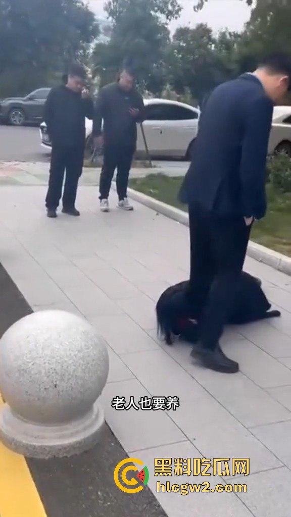 江苏女子匍匐跪地讨18万工钱！抱住腿痛哭求怜悯，欠薪公司无动于衷近20天仍赖账！-4