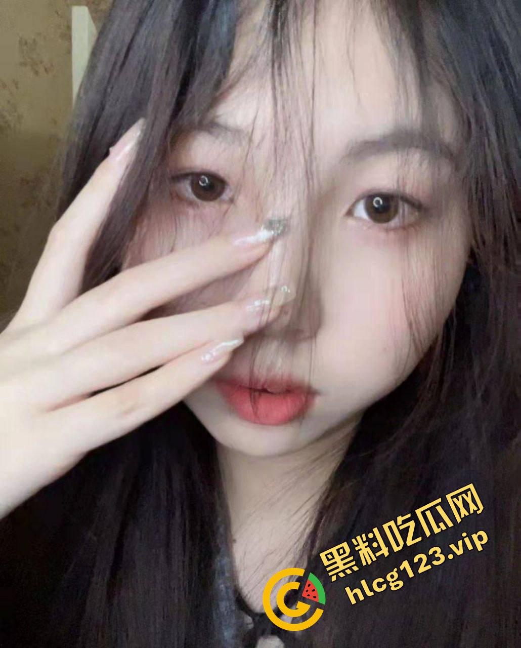 武汉会计学院20岁学生妹蜜桃臀摆拍自慰!粉嫩小骚逼让人欲罢不能!-1