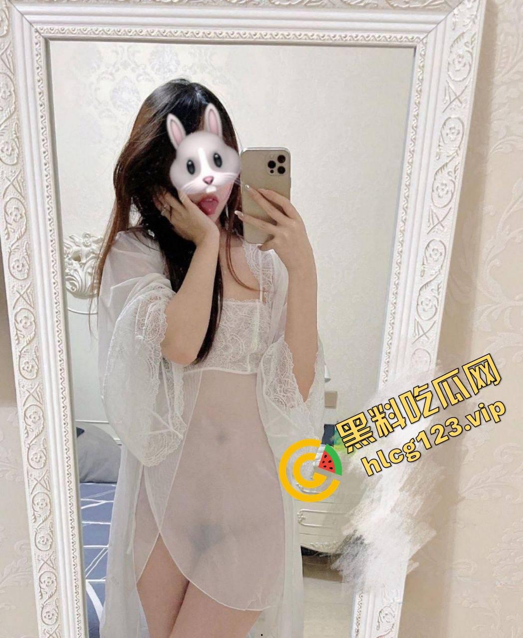 武汉会计学院20岁学生妹蜜桃臀摆拍自慰!粉嫩小骚逼让人欲罢不能!-5