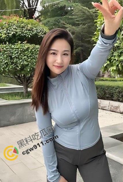 海角大神母子乱伦!骚妈过生日收到礼物后主动献身,趴桌撅臀迎合后入暴操!-1