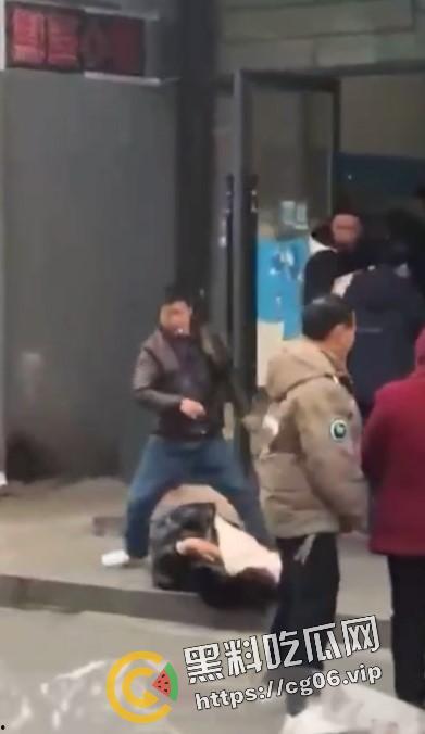 浙江衢州开化县吴某当街杀妻然后果断自杀 两人均抢救无效死亡 现场录像流出-4