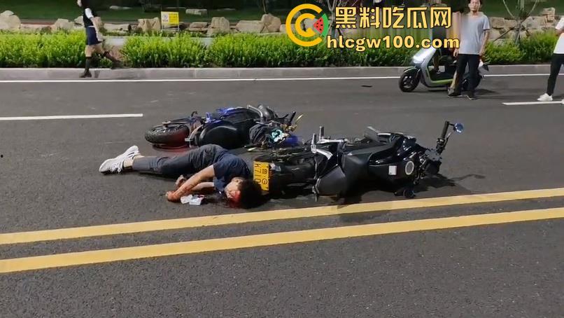潍坊摩托集会惊爆血腥一幕:狂飙失控,骑手脑袋开花!被甩飞数米狂喷血、倒地抽搐命悬一线-1