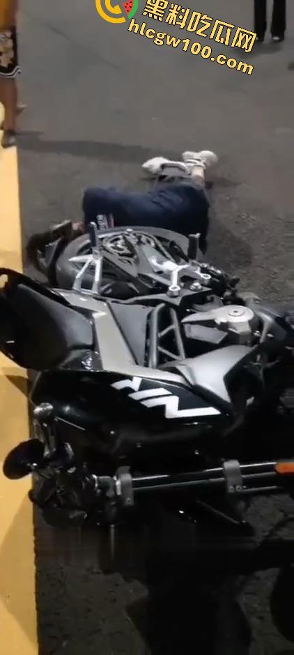 潍坊摩托集会惊爆血腥一幕:狂飙失控,骑手脑袋开花!被甩飞数米狂喷血、倒地抽搐命悬一线-2