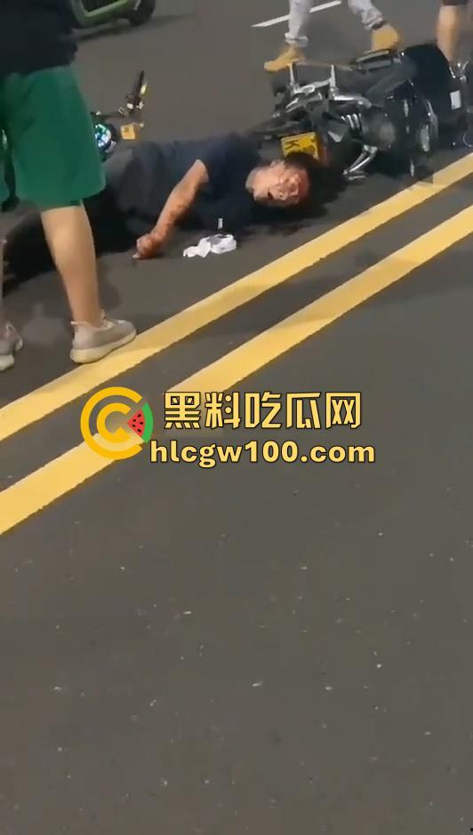 潍坊摩托集会惊爆血腥一幕:狂飙失控,骑手脑袋开花!被甩飞数米狂喷血、倒地抽搐命悬一线-4
