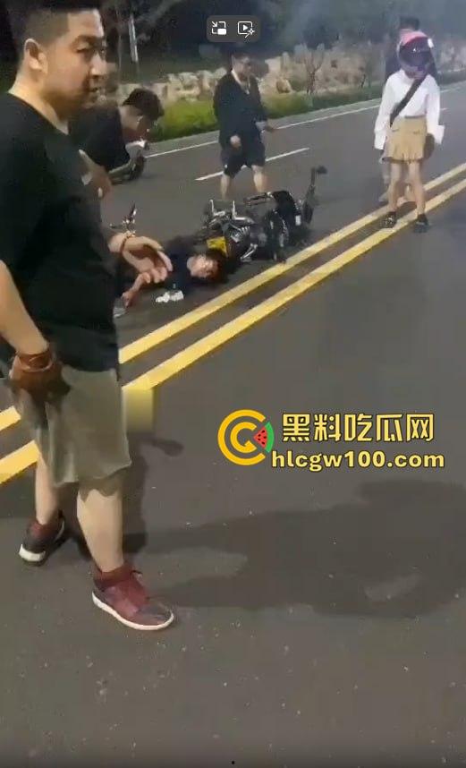 潍坊摩托集会惊爆血腥一幕:狂飙失控,骑手脑袋开花!被甩飞数米狂喷血、倒地抽搐命悬一线-7