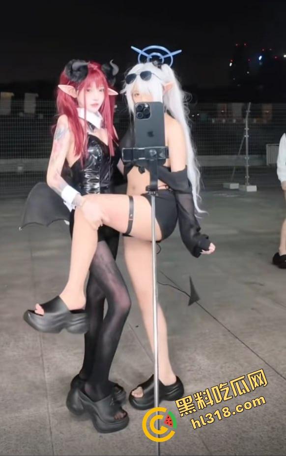 coser比比谁骚,成都夜场漫展集体裆走光,连体丝袜裹逼,内裤全外穿,宅男手机拍到爆存储!-3