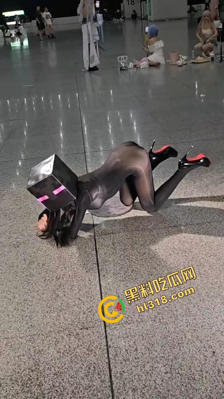 coser比比谁骚,成都夜场漫展集体裆走光,连体丝袜裹逼,内裤全外穿,宅男手机拍到爆存储!-11