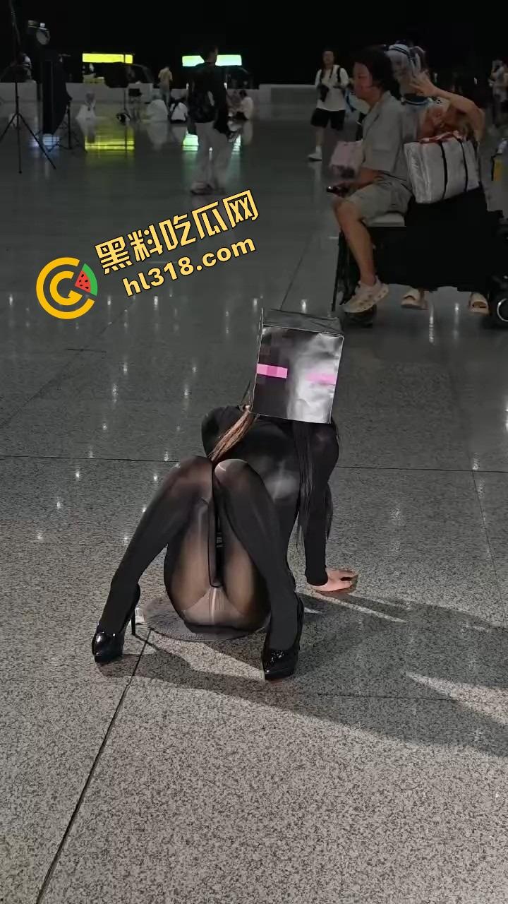 coser比比谁骚,成都夜场漫展集体裆走光,连体丝袜裹逼,内裤全外穿,宅男手机拍到爆存储!-12