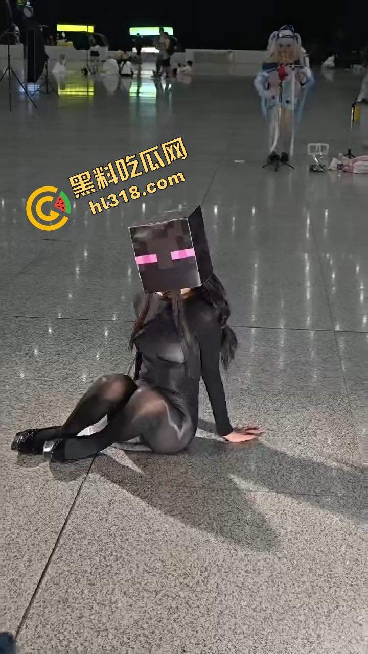 coser比比谁骚,成都夜场漫展集体裆走光,连体丝袜裹逼,内裤全外穿,宅男手机拍到爆存储!-13