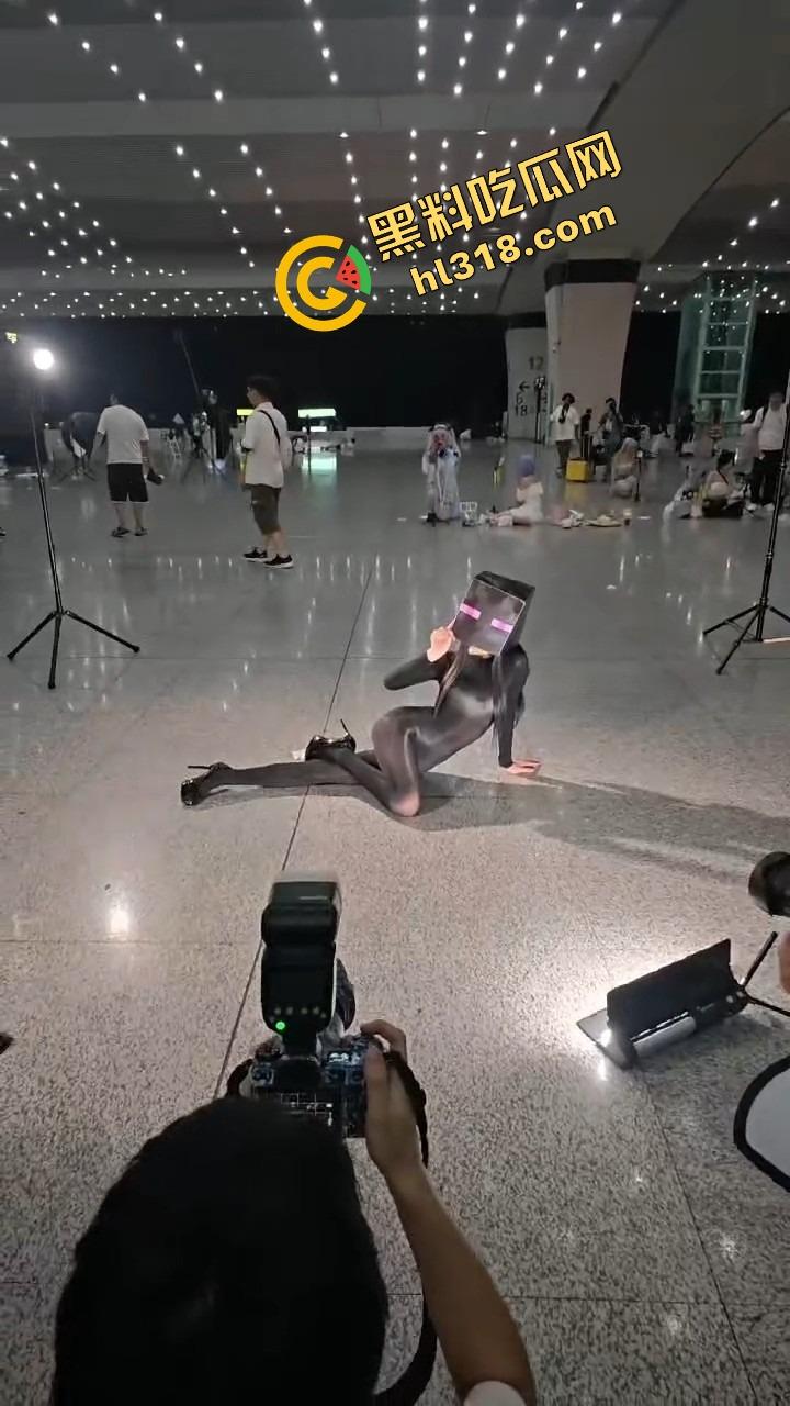 coser比比谁骚,成都夜场漫展集体裆走光,连体丝袜裹逼,内裤全外穿,宅男手机拍到爆存储!-15