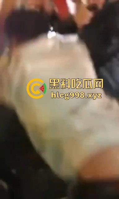 柳州光头疯子持刀砍人被围攻,摊贩齐心棍棒齐下,寡不敌众狼狈逃窜!-2