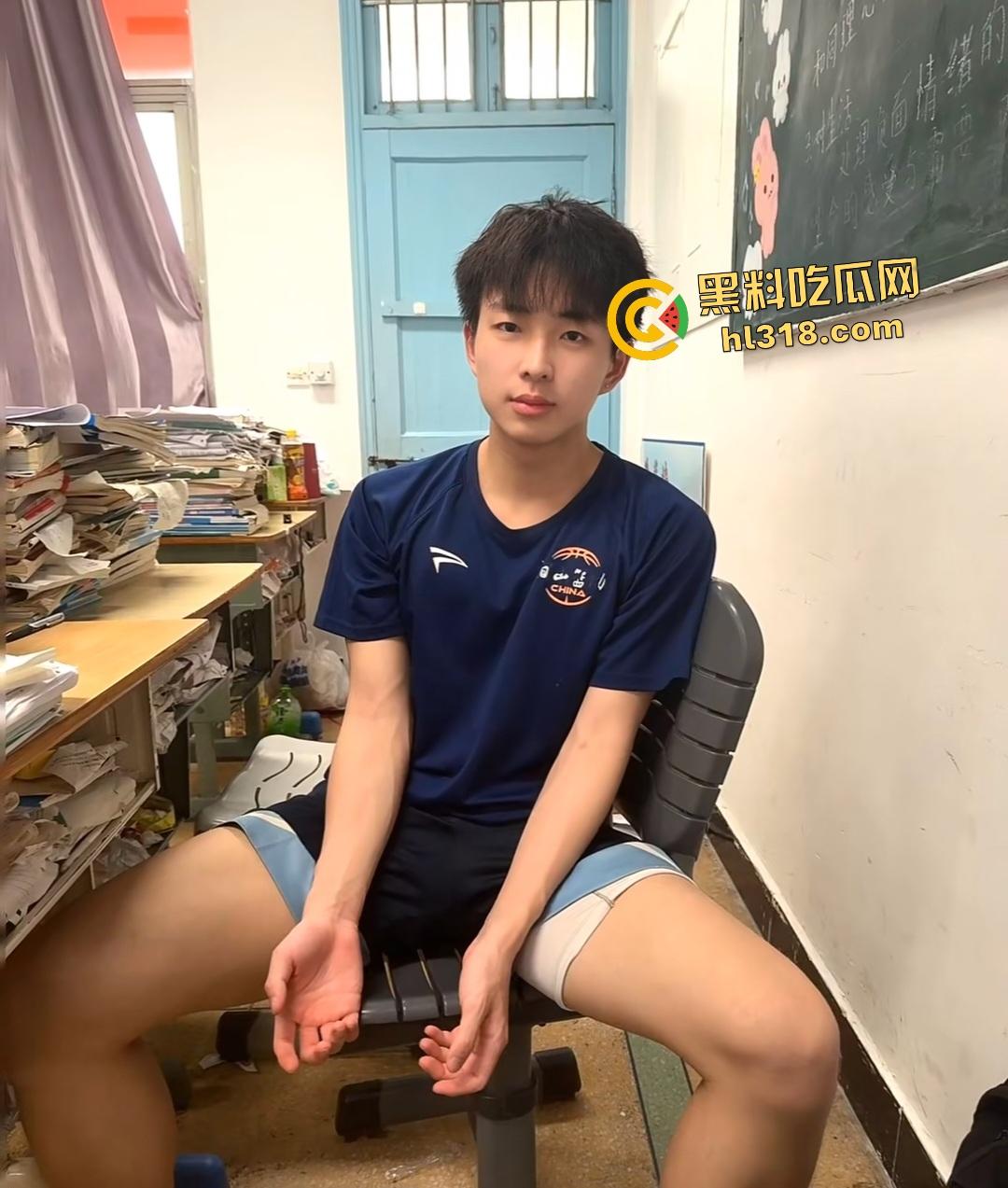 男子龟头点燃蜡烛,极狠滴蜡玩法看着卵蛋都软了,比SM还变态,鸡巴缺氧都变紫了!-1