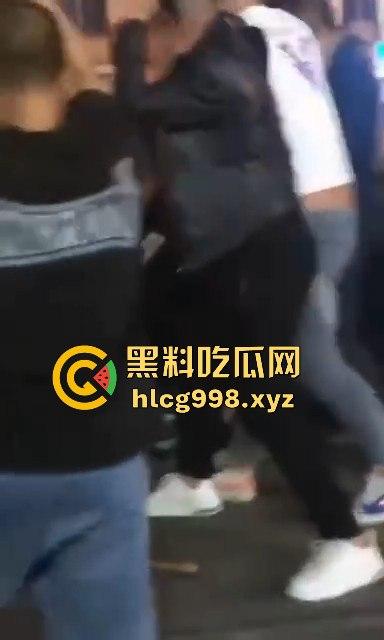 柳州光头疯子持刀砍人被围攻,摊贩齐心棍棒齐下,寡不敌众狼狈逃窜!-5