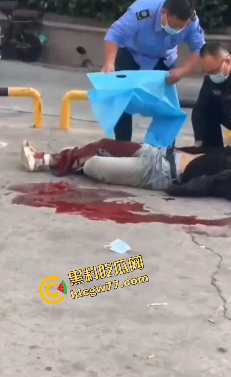 泰安万达精神小伙嚣张群殴致死!不让拍照还挑衅,血流成河把警察吓得腿软!-1