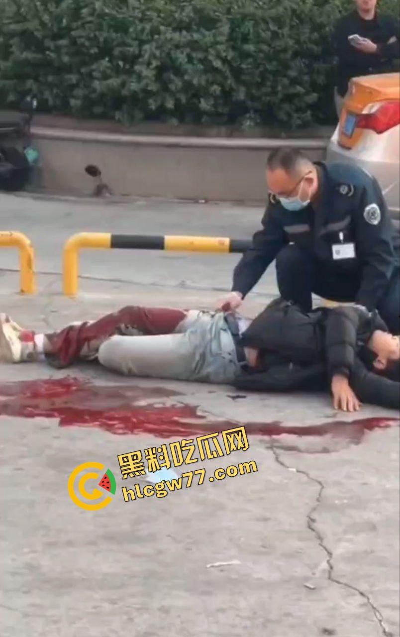 泰安万达精神小伙嚣张群殴致死!不让拍照还挑衅,血流成河把警察吓得腿软!-2