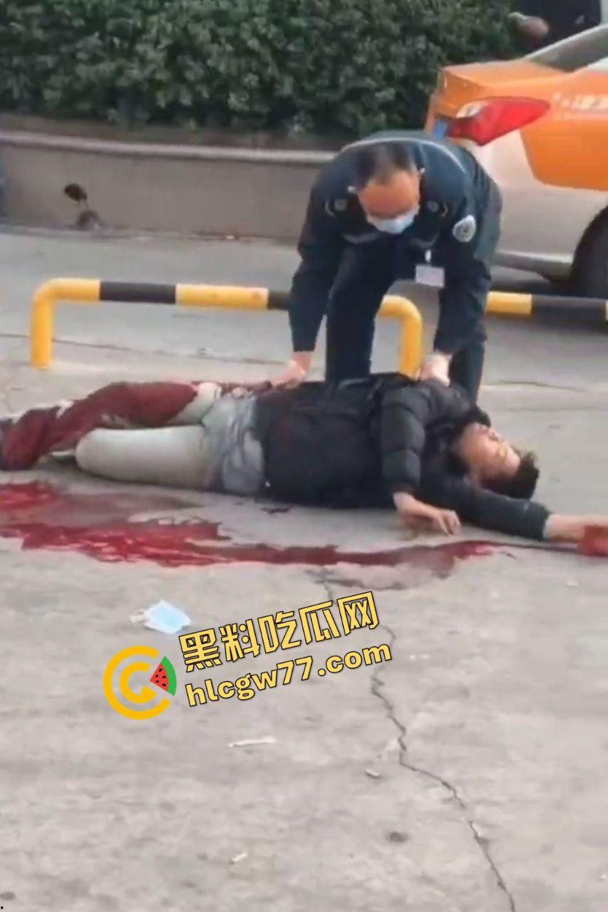 泰安万达精神小伙嚣张群殴致死!不让拍照还挑衅,血流成河把警察吓得腿软!-3