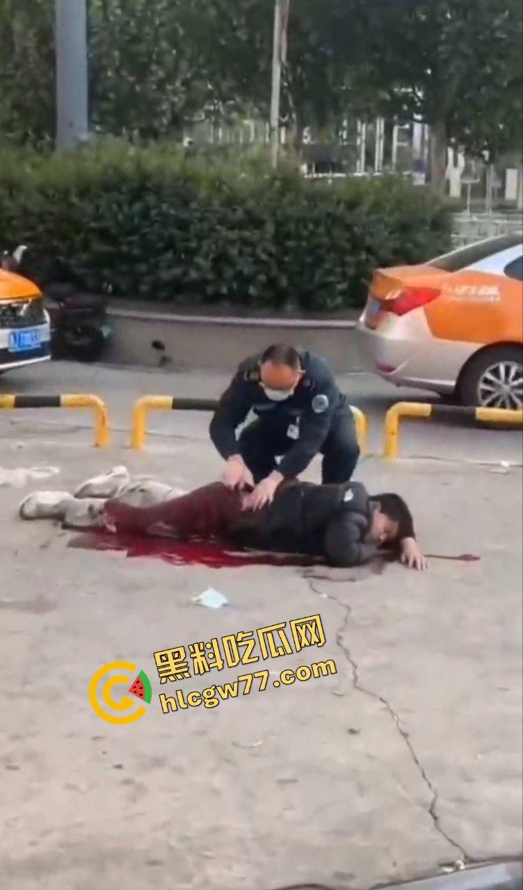 泰安万达精神小伙嚣张群殴致死!不让拍照还挑衅,血流成河把警察吓得腿软!-4