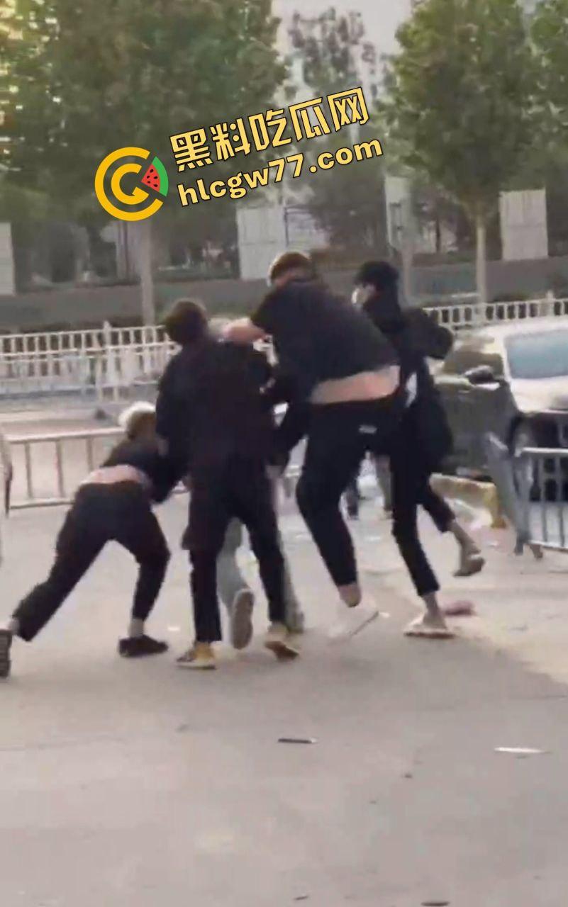 泰安万达精神小伙嚣张群殴致死!不让拍照还挑衅,血流成河把警察吓得腿软!-5