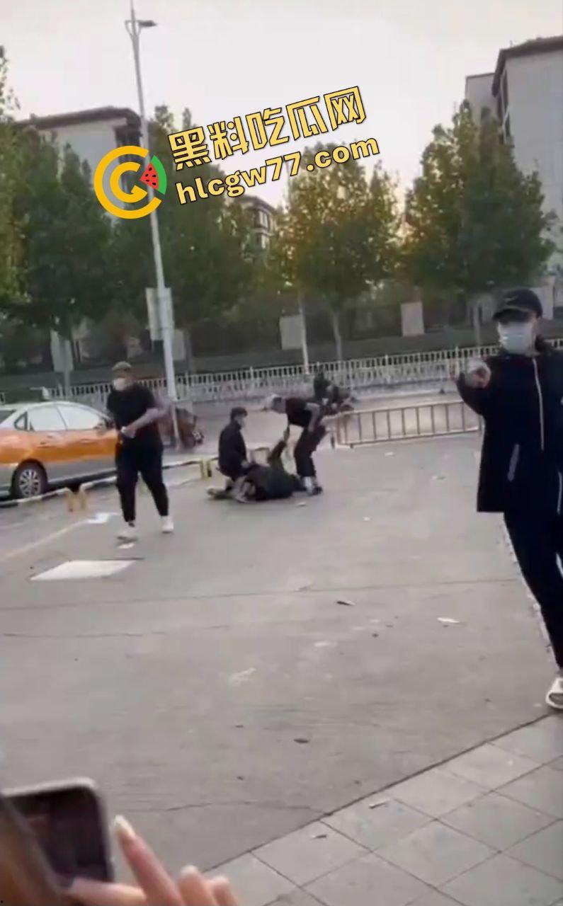 泰安万达精神小伙嚣张群殴致死!不让拍照还挑衅,血流成河把警察吓得腿软!-6