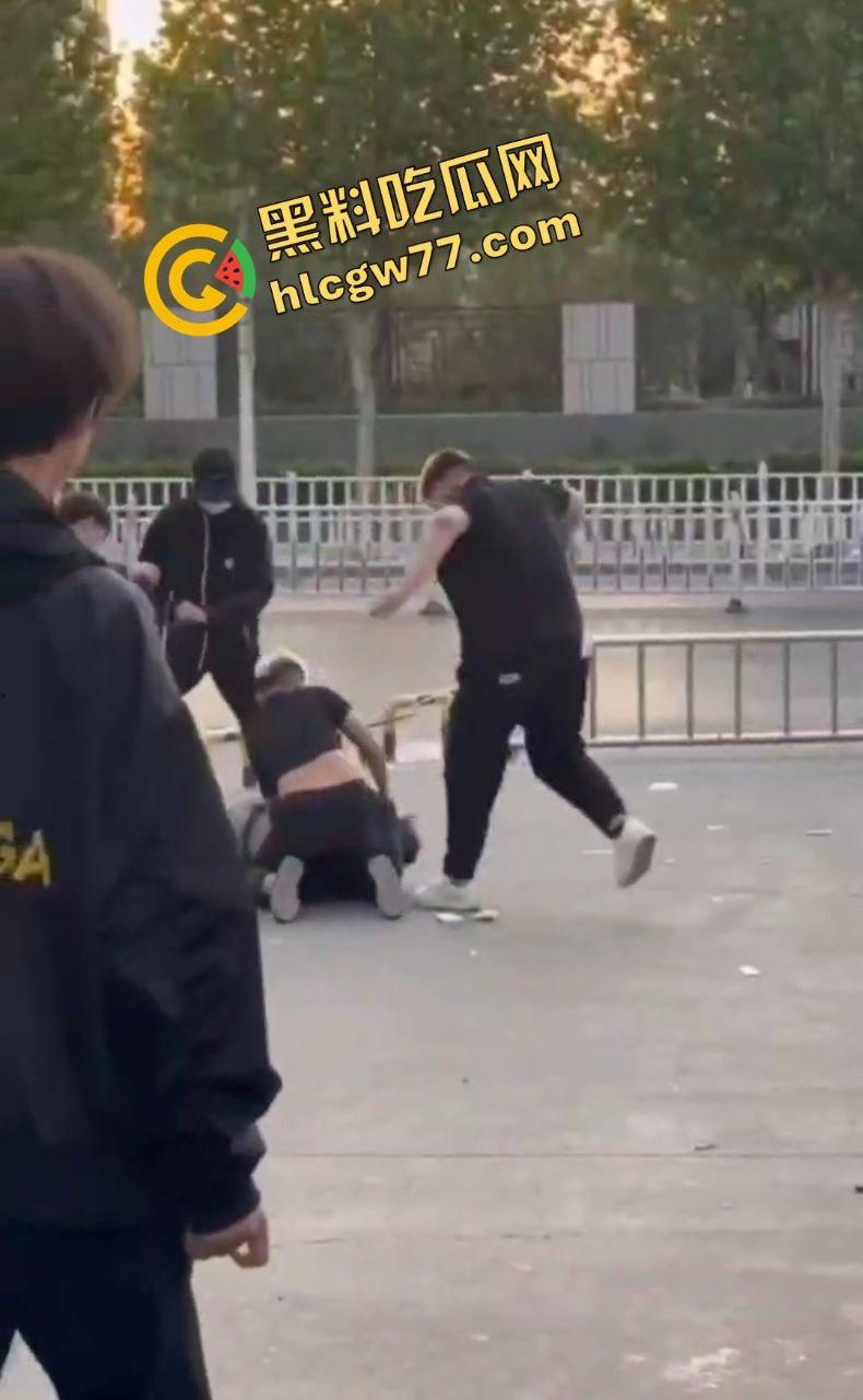 泰安万达精神小伙嚣张群殴致死!不让拍照还挑衅,血流成河把警察吓得腿软!-8