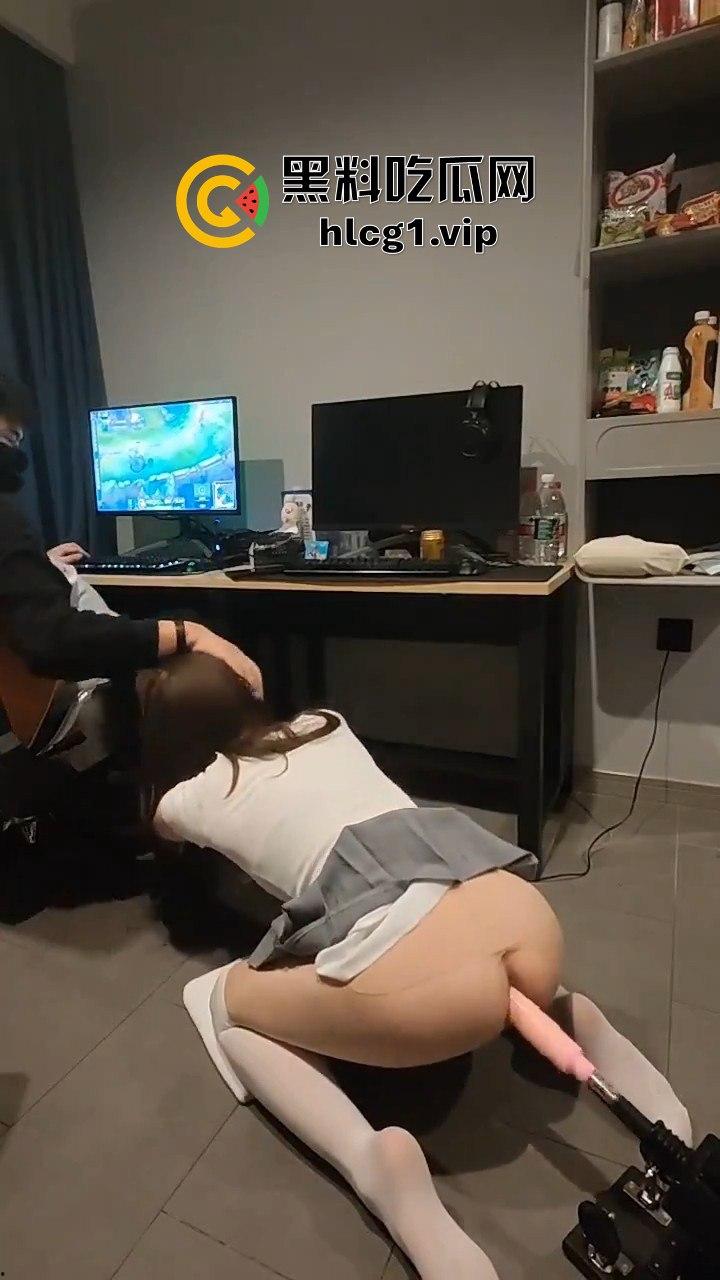 游戏不想被打扰？小哥用炮机哄女友，自顾自打游戏，真是高手！-4