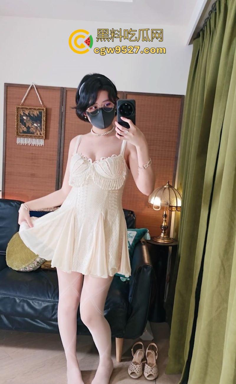 OnlyFans极品福利姬【奶咪】最新付费订阅视频曝光,高颜值反差女神,搭配闪光肛塞,搔首弄姿主动掰穴自慰!-1